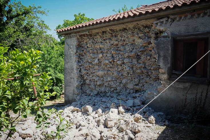 Τοίχος έχει καταρρεύσει στον οικισμό Δαφνούσα στη Βόρεια Εύβοια μετά το μπαράζ σεισμικών δονήσεων