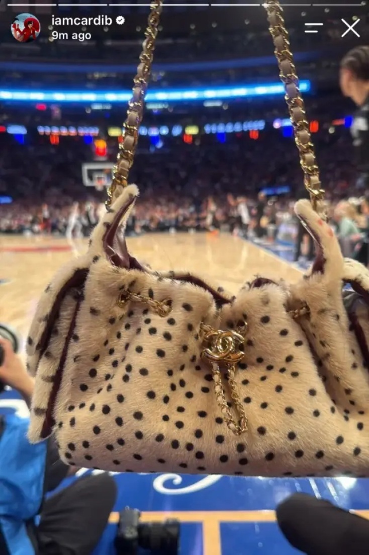 Η Cardi B βρέθηκε δίπλα στο παρκέ με τσάντα Chanel, παρά τους αυστηρούς κανόνες ασφαλείας στον αγώνα των τελικών του NBA.
