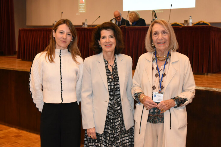 Η Μορφωτική Ακόλουθος της Γαλλικής Πρεσβείας, κυρία Anouk Rigeade, η Πρέσβειρα της Γαλλίας στην Αθήνα, Αυτού Εξοχότης κυρία Laurence Auer, και η Πρόεδρος της Ελληνικής Ομοσπονδίας Σωματείων Φίλων Μουσείων και Πρόεδρος της Επιτροπής Ανάπτυξης της Παγκόσμιας Ομοσπονδίας Φίλων Μουσείων, κυρία Λίλα ντε Τσάβες-Χρονοπούλου.