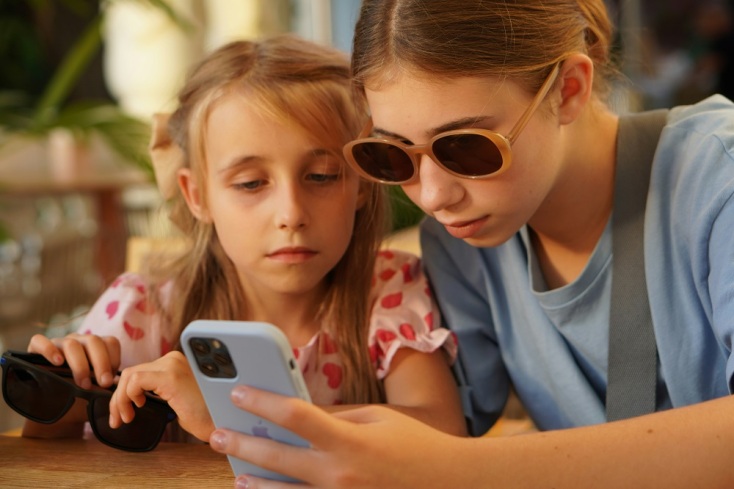Gen Z: Μία γενιά που δεν εγκαταλείπει την πολιτική, αλλά τους παραδοσιακούς της θεσμούς