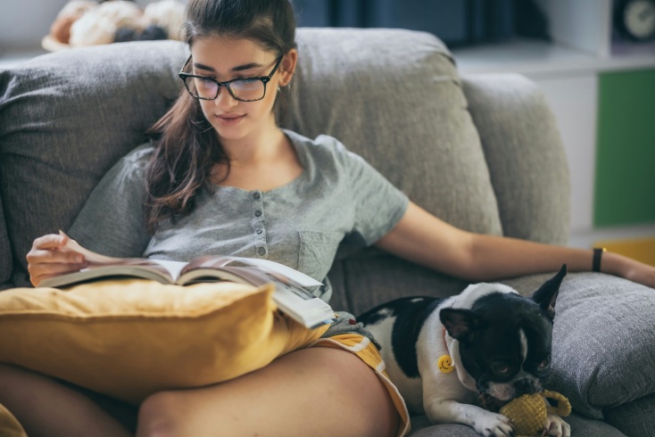 Οι Έλληνες επιλέγουν το βιβλίο ως καταφύγιο από την καθημερινότητα - Πανελλαδική έρευνα από τα Public και την Truberries για το προφίλ των αναγνωστών.