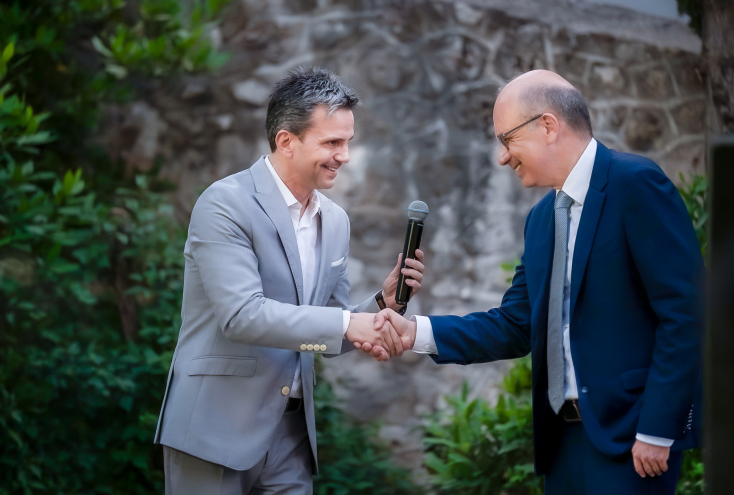 Από αριστερά: Θεόδωρος Καρούτζος, πρόεδρος και διευθύνων σύμβουλος Affidea Ελλάδος, Νικόλαος Αρκαδόπουλος, πρόεδρος Ιατρικής Σχολής ΕΚΠΑ