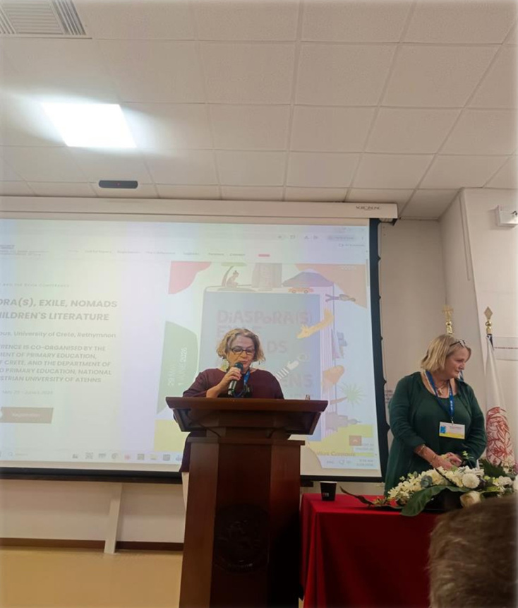 Η Καθηγήτρια του ΤΕΑΠΗ ΕΚΠΑ κ. Αγγ. Γιαννικοπούλου διαβάζει τον χαιρετισμό του Κοσμήτορα της Σχολής Επιστημών της Αγωγής Καθηγητή κ. Β. Τσάφου 
