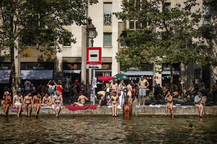 Ιστορικός καύσωνας πλήττει τη Γαλλία με θερμοκρασίες έως 43°C - Ήδη καταγράφηκαν τρεις θάνατοι ηλικιωμένων, κλείνουν εκατοντάδες σχολεία.
