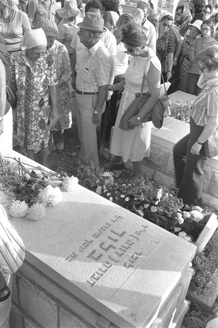 Συγγενείς αποτίουν ύστατο φόρο τιμής στην 75χρονη Ντόρα Μπλοχ, η οποία δολοφονήθηκε από αξιωματικούς του στρατού της Ουγκάντα.