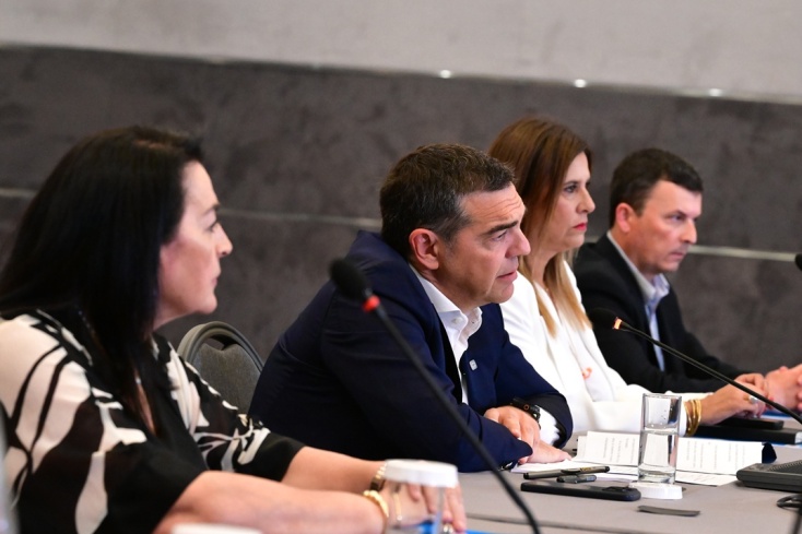 Ο Αλέξης Τσίπρας και το επιτελείο του στη συνεδρίαση των τομεαρχών