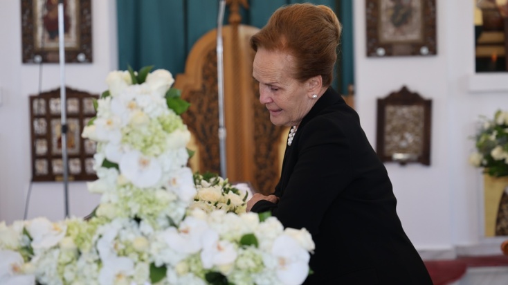 Κηδεία Βασίλη Λεβέντη: Συντετριμμένη η σύζυγος και ο γιος του, Μάριος Γεωργιάδης