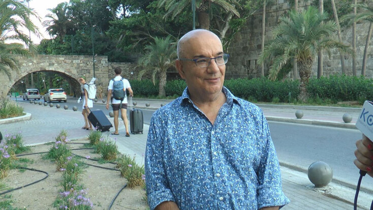 Στιγμιότυπο από συνέντευξη του Σ. Τζιτζή στο KosTV με αφορμή το βιβλίο του «Οι εκδηλώσεις τρόμου δια μέσου των αιώνων»