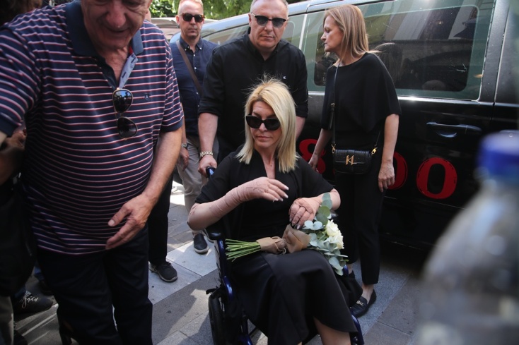 Με αναπηρικό αμαξίδιο στην κηδεία της μητέρας της η Αφροδίτη Νέστορα