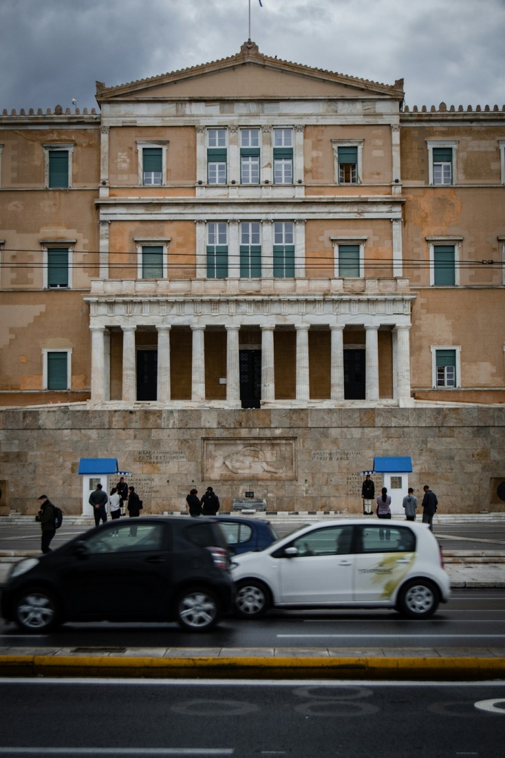 Δύο εκθέσεις του ΟΟΣΑ και δύο βολικές (παρ)ερμηνείες για το brain gain και την κατάρρευση των θεσμών