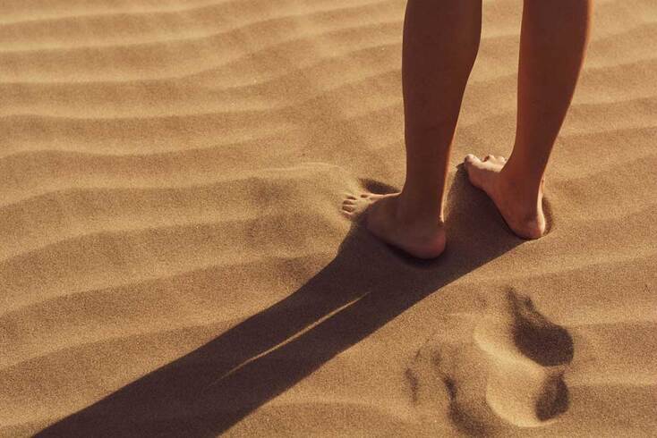 Άσκηση στην άμμο με γυμνά πόδια