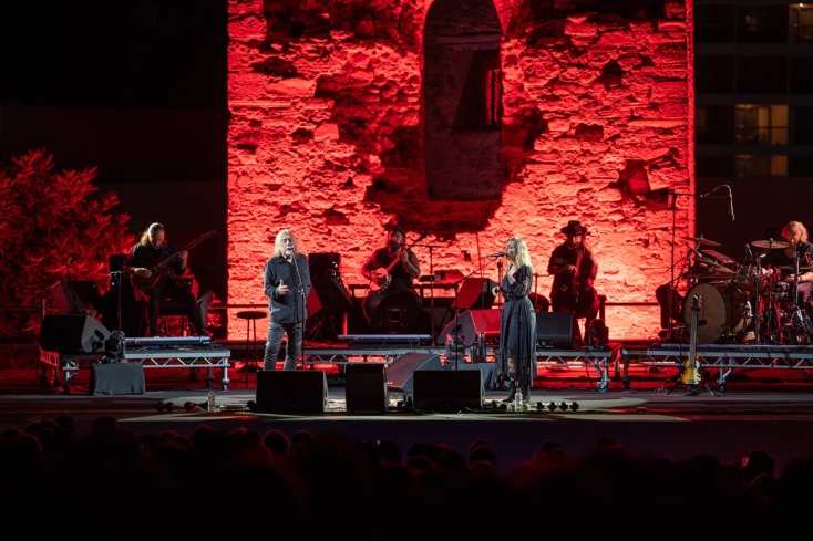 Ο Ρόμπερτ Πλαντ άνοιξε θριαμβευτικά το Sani Festival 2026, χαρίζοντας μια ατμοσφαιρική συναυλία στο κατάμεστο φυσικό αμφιθέατρο της Χαλκιδικής.