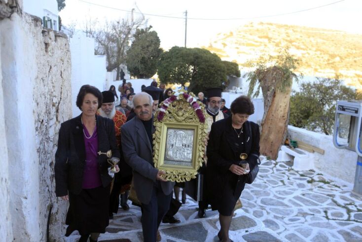 Ο Μάρκος Ζαγοραίος με τη σύζυγό του Ρόζα (δεξιά) σε λιτανεία στο Χωριό Σικίνου ©Terry Haris