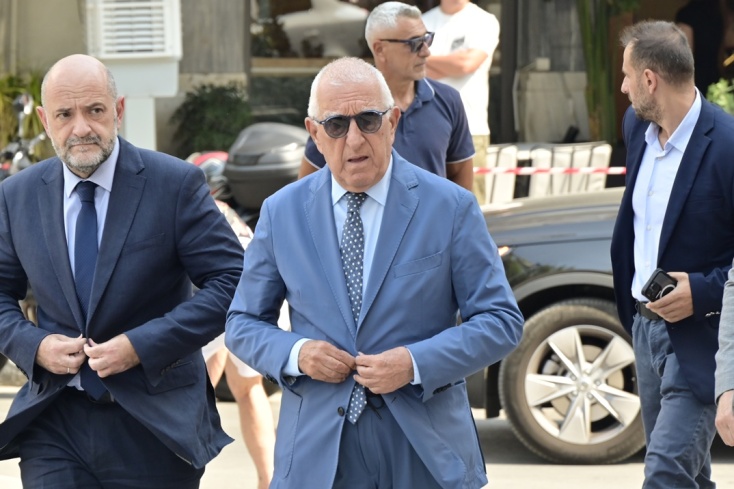 Ο Πρόεδρος της Βουλής, Νικήτας Κακλαμάνης, στην κηδεία της αγαπημένης του φίλης, Μάρως Κοντού