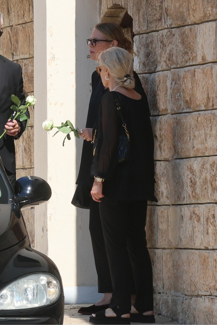 Κηδεία Λορέντζο Καριέρε: Συντετριμμένη, με ένα λευκό τριαντάφυλλο στο χέρι η Έλενα Κατραβά