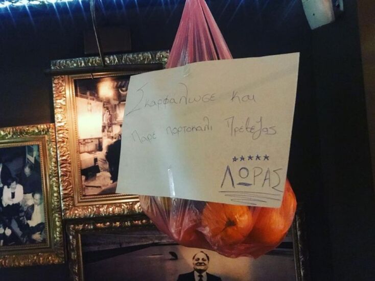 Ποιος ήταν ο Νίκος Λώρας, ο τελευταίος μπάρμαν της αναλογικής Αθήνας