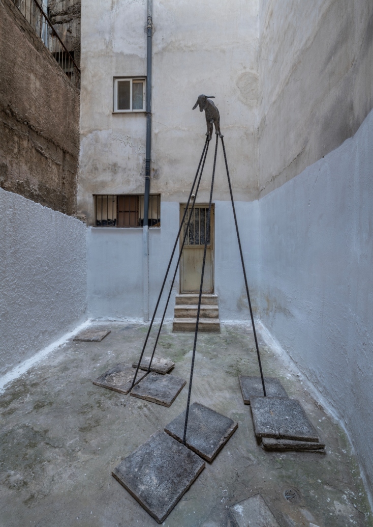 Αναμονή, 2025, μπετόβεργες, τσιμέντο, 300 × 80 × 65 εκ.