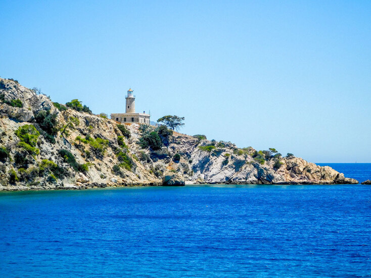 Ο Φάρος στη νότια πλευρά της Σαλαμίνας, στην Κόγχη, στο ακρωτήρι Λυκόπουλο
