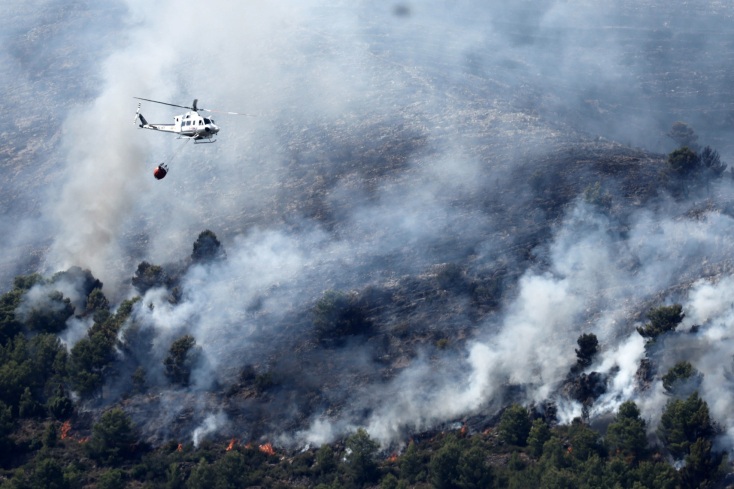 Περισσότεροι από 300.000 άνθρωποι εκκένωσαν περιοχές σε Γαλλία και Ισπανία, καθώς οι μεγάλες πυρκαγιές συνεχίζουν να μαίνονται.