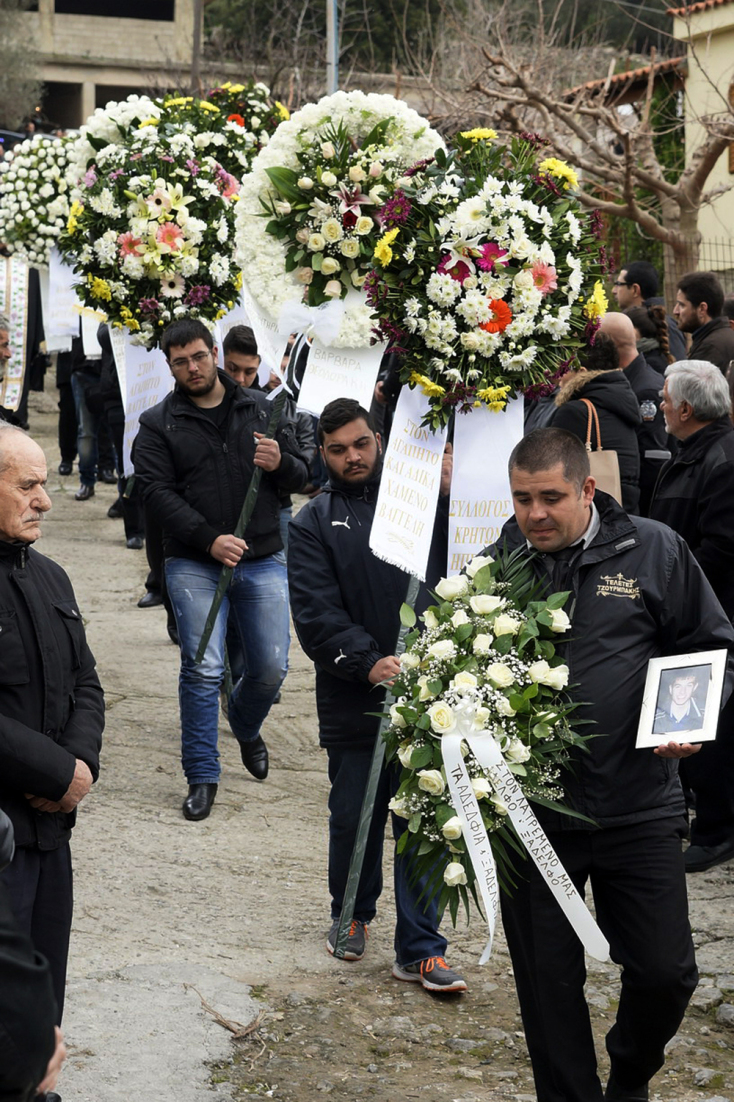 17/03/2015 | Από την κηδεία του 20χρονου Βαγγέλη Γιακουμάκη, φοιτητή της Γαλακτοκομικής Σχολής Ιωαννίνων, στο Σελλί Ρεθύμνου, στις 17 Μαρτίου 2015