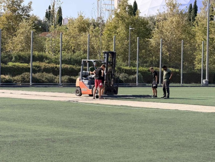Ξεκίνησαν οι εργασίες αντικατάστασης του φθαρμένου χλοοτάπητα στο γήπεδο Καλλιθέας, με προϋπολογισμό 300.000 ευρώ από την Περιφέρεια Αττικής.