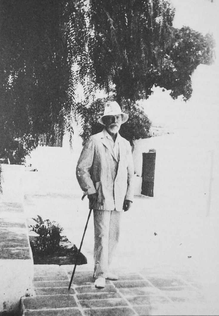 Ο ποιητής στην αυλή του σπιτιού του (Αύγουστος 1931). Από το βιβλίο «Αριστομένης Προβελέγγιος, ο τραγουδιστής του Αιγαίου» του Α. Πετρόπουλου.