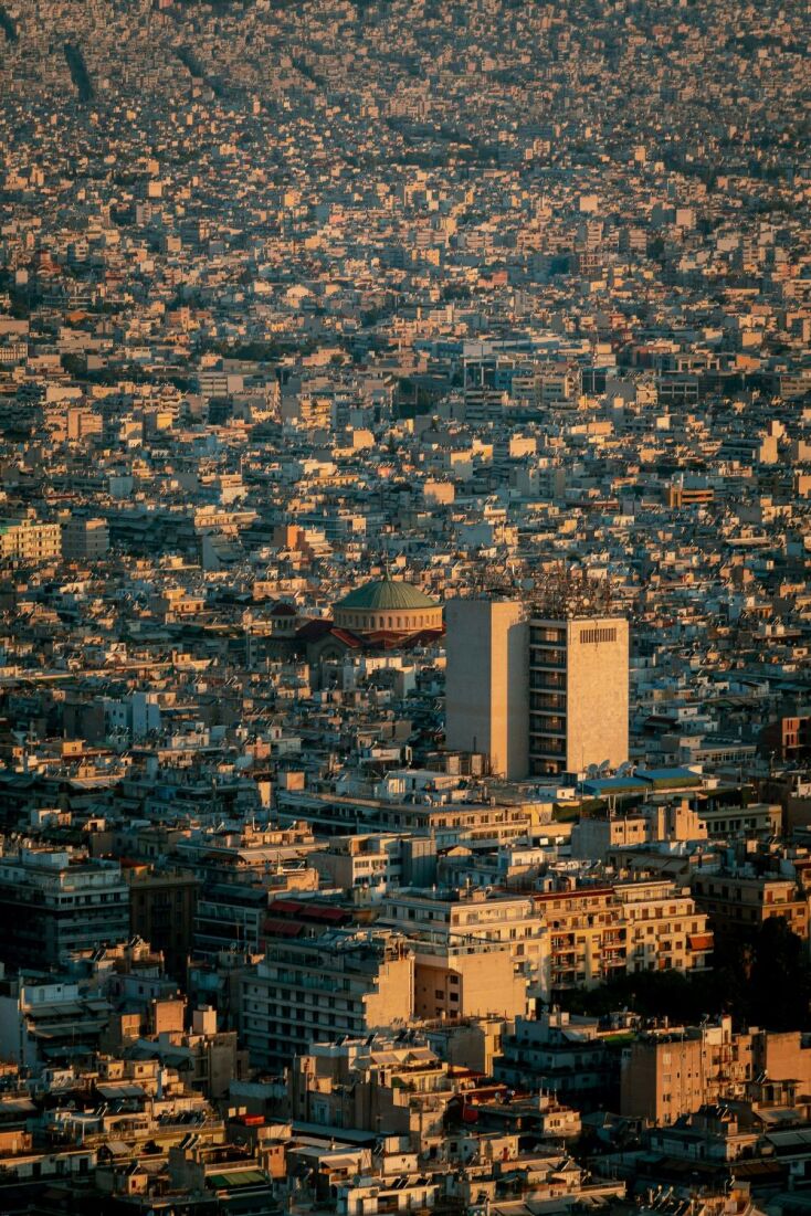 «Μένουν 6 ευρώ»: Γιατί η Αθήνα είναι μία από τις πιο δύσκολες πόλεις για να ζήσεις από τον μισθό σου 