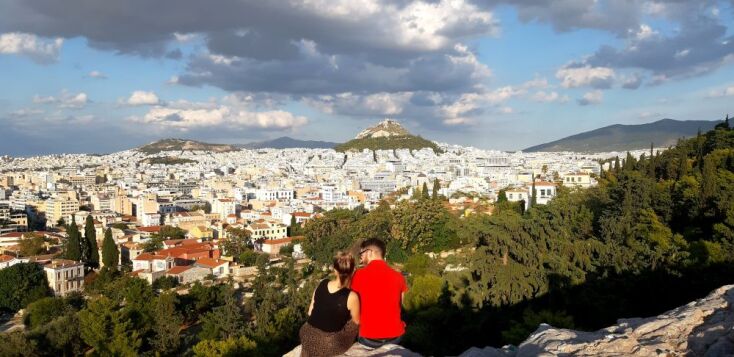«Μένουν 6 ευρώ»: Γιατί η Αθήνα είναι μία από τις πιο δύσκολες πόλεις για να ζήσεις από τον μισθό σου 