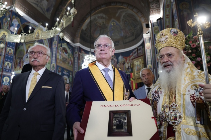 Ο μητροπολίτης Παντελεήμων επέδωσε στον κ. Τασούλα τον Μεγαλόσταυρο των Μεγαλοκομνηνών Αυτοκρατόρων της Τραπεζούντας