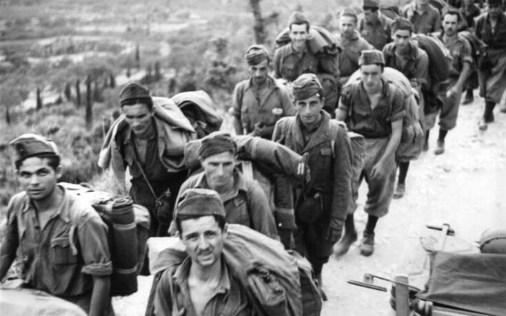 Ιταλοί στρατιώτες, αιχμάλωτοι πολέμου των Γερμανών μετά την ιταλική συνθηκολόγηση στις 8 Σεπτεμβρίου 1943, κάνουν πορεία σε επαρχιακό δρόμο στην Κέρκυρα.