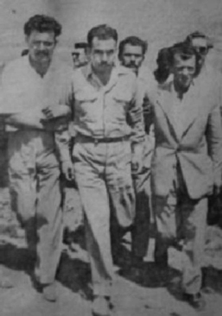 Ο Μιχάλης Στεφανόπουλος, ο αποκαλούμενος «Δράκος της Βουλιαγμένης», οδηγείται από αστυνομικούς το καλοκαίρι του 1953