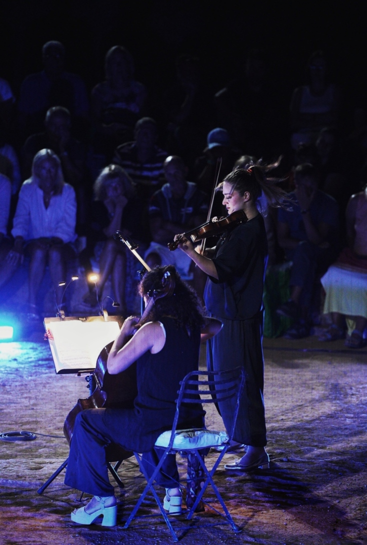 Η Veriko Tchumburidze (βιολί) και η Ella van Poucke (βιολοντσέλο) © Yannis Gutmann