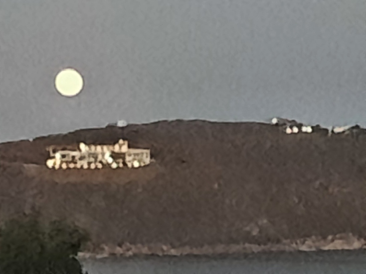 Στη Σέριφο, ανακαλύπτοντας τη δύναμη της σύνδεσης και τη χαρά της ζωής.