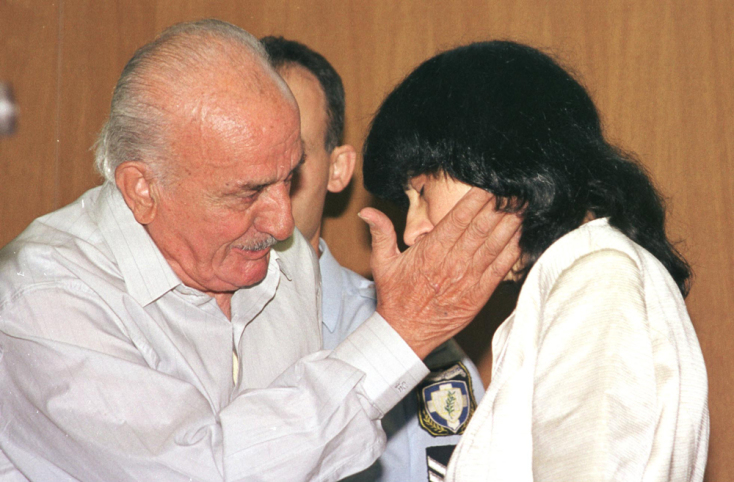 Αναβολή της δίκης της Κάτιας Γιαννακοπούλου. Στη φωτογραφία με τον πατέρα της, Μανώλη Βλάχο