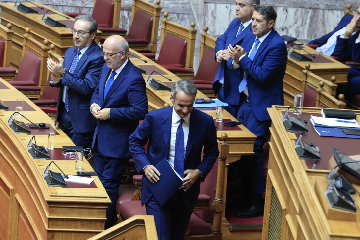 Γιώργος Μυλωνάκης και Κυριάκος Μητσοτάκης στα υπουργικά έδρανα της Βουλής