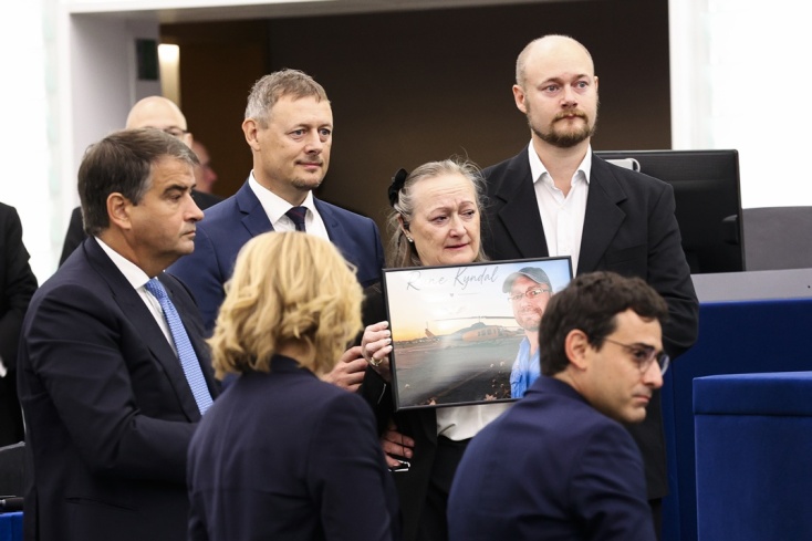 Η μητέρα του Δανού πιλότου που σκοτώθηκε στην Ψάθα κρατά φωτογραφία του