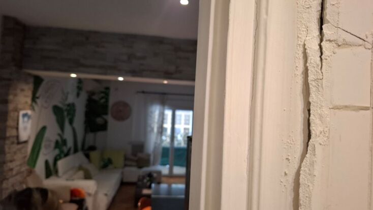 Κυψέλη: «Μέσα σε μία νύχτα άλλαξε η ζωή μας» – Οι κάτοικοι απέναντι στις ρωγμές του μετροπόντικα