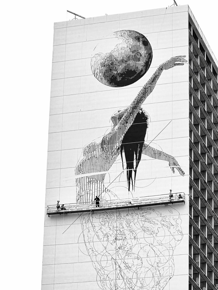 Fly Away: Η νέα γιγαντιαία τοιχογραφία του INO μεταμορφώνει ένα 23όροφο κτίριο στο Χιούστον