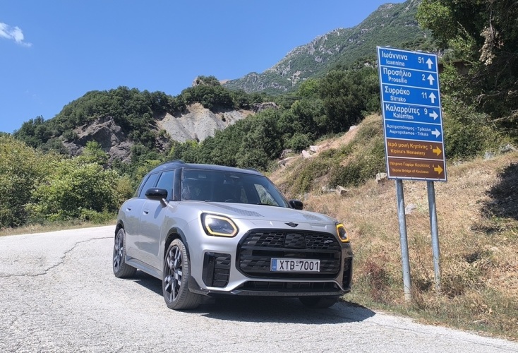Στο επιβλητικό Πέρασμα του Μπάρου με το Mini Countryman C 