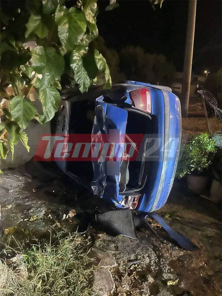 Το τρακαρισμένο αυτοκίνητο έχει ακινητοποιηθεί σε πλάγια θέση μέσα στην αυλή σπιτιού στην Πάτρα