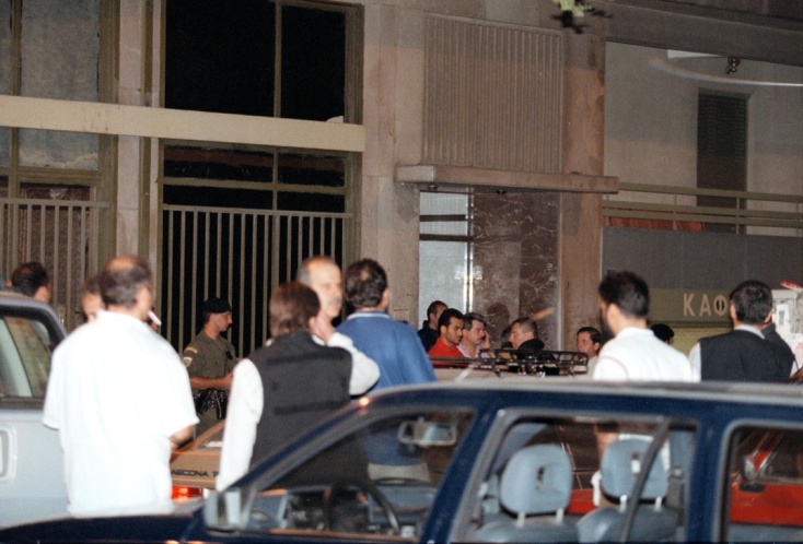 Αστυνομικές δυνάμεις και πολίτες έξω από το διαμέρισμα της οδού Νιόβης, όπου ο Σορίν Ματέι κρατούσε ομήρους
