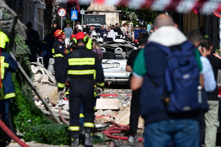 Έκρηξη στην Πλάκα: Εικόνες καταστροφής από την κατάρρευση του κτιρίου - Παντζούρια κρέμονταν από καλώδια