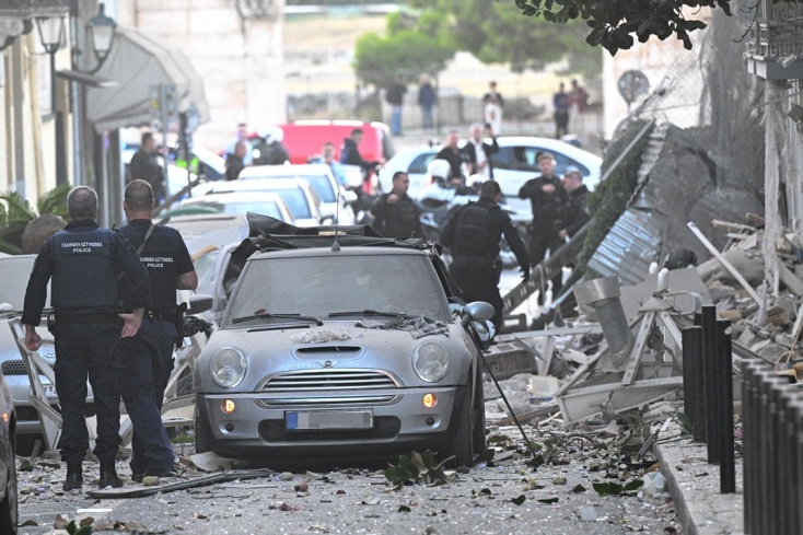 Κατάρρευση κτιρίου στην Πλάκα: Πληροφορίες για έναν τραυματία και ένα εγκλωβισμένο άτομο