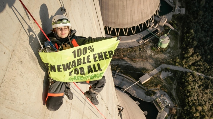 Ακτιβίστρια της Greenpeace στον πύργο ψύξης του Ατμοηλεκτρικού Σταθμού Αγίου Δημητρίου (ΑΗΣ) της ΔΕΗ © Greenpeace 