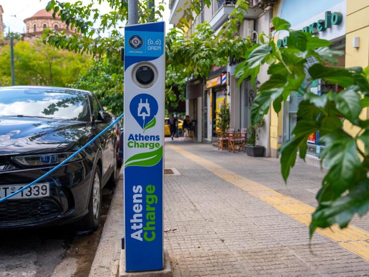 Από την 1η Οκτωβρίου ο Δήμος Αθηναίων θέτει σε λειτουργία το AthensCharge, επιτρέποντας στους οδηγούς να εντοπίζουν και να πληρώνουν τη φόρτιση.