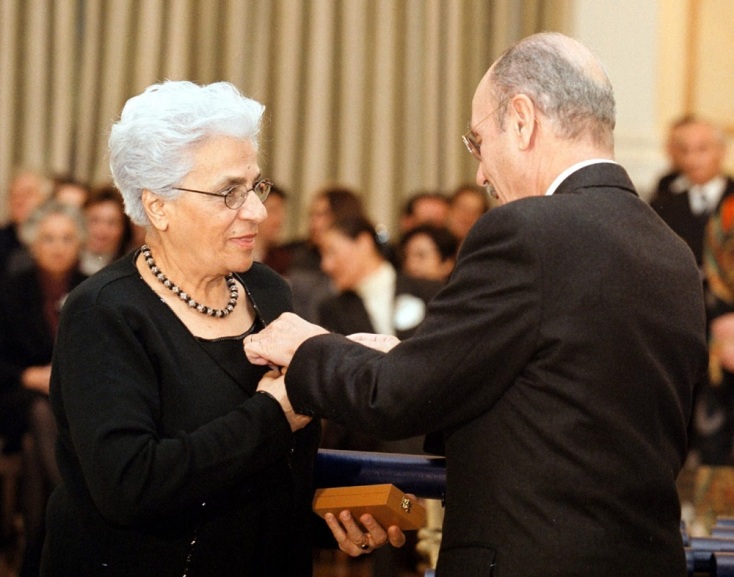 Δόμνα Σαμίου: Η Κυρά Δόμνα που αφιέρωσε τη ζωή της στο δημοτικό τραγούδι