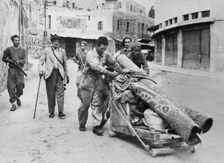 Παλαιστίνιοι εκτοπίζονται μετά την πτώση της Χάιφα, συνοδευόμενοι | Απρίλιος 1948 © Getty Images