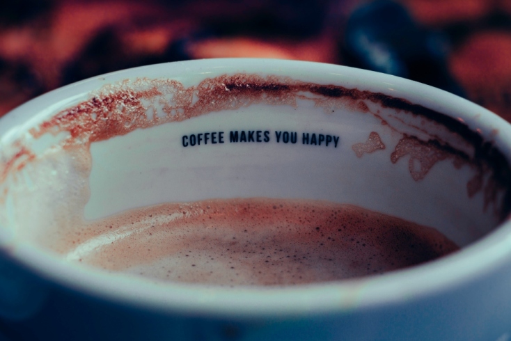 Φλυτζάνι καφέ πυο γράφει coffee makes you happy