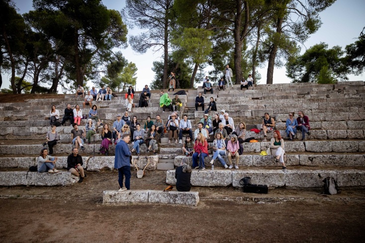Σε Επίδαυρο και Ελευσίνα πραγματοποιήθηκε το 4ο Διεθνές Συμπόσιο για μια Νέα Ελευσίνα, συνδέοντας την επιστήμη και τις τέχνες με τη θεραπεία.