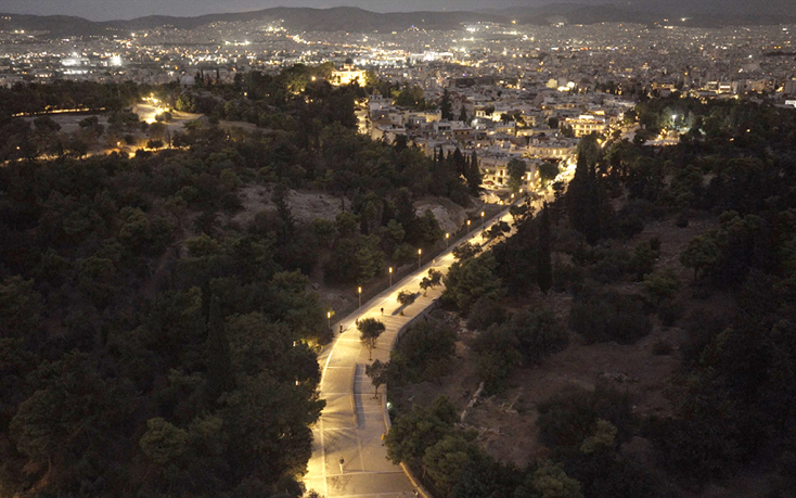 Φωτισμένη η Διονυσίου Αρεοπαγίτου